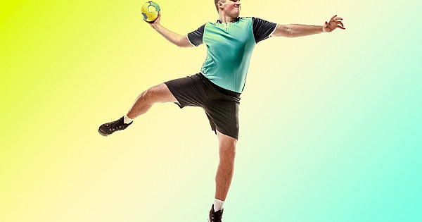 Logá na tričkách sú bežné