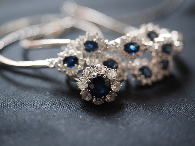 Prekrásny strieborný šperk s modrými kameňmi.jpg