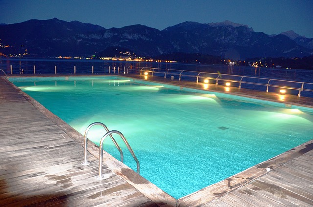 Osvetlený bazén v noci 